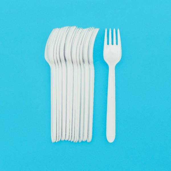 Jeu de fourchettes en plastique. Durée de vie du plastique. Design artistique minimal